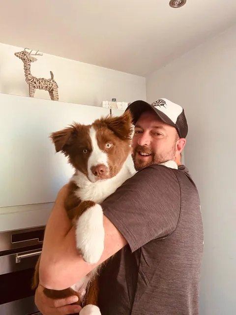 Ben Janssens met een bruin-witte hond in zijn armen
