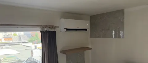 Binnenunit hoog aan een lichte muur