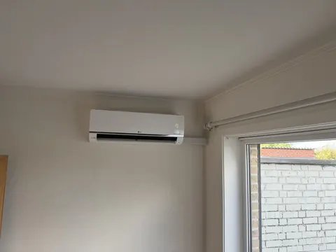 Binnenunit in de hoek van een lichte kamer