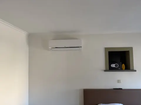 Binnenunit in een slaapkamer met een nis in de muur