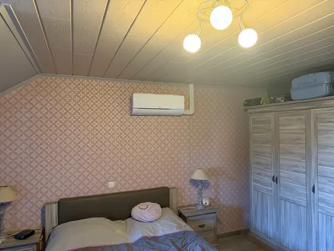 Binnenunit in een slaapkamer met behang