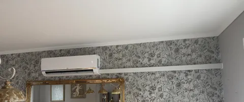 Binnenunit aan een muur met grijs behang