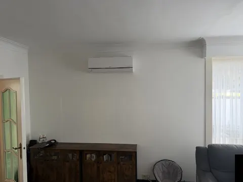 Binnenunit in een woonkamer met een dressoir