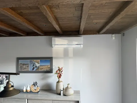 Binnenunit in een woonkamer met houten balken