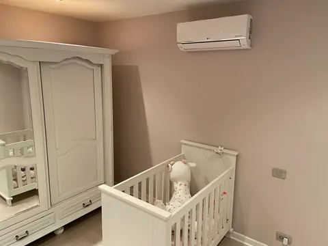Binnenunit in een kinderkamer boven de kast