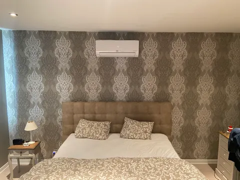 Binnenunit boven een bed