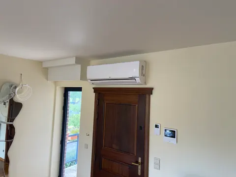 Binnenunit boven een deur in de hal