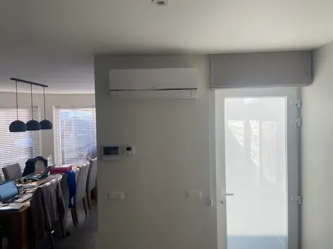 Binnenunit in een eetkamer naast de terrasdeur