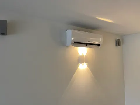Binnenunit boven een wandlamp