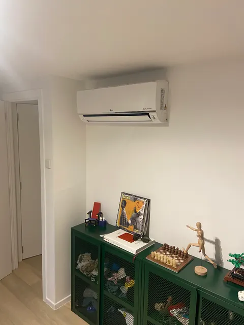Binnenunit boven een groene kast