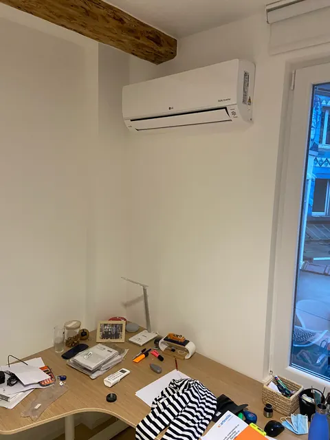 Binnenunit in een bureau naast het raam