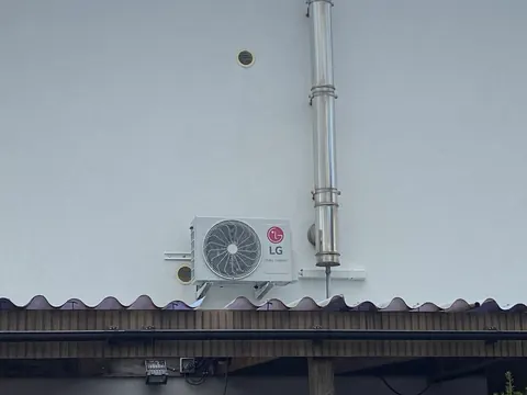 Buitenunit op een dak naast de dakgoot