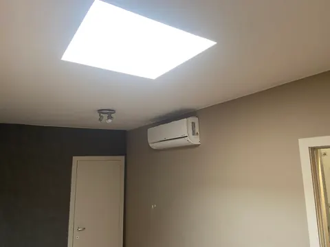 Binnenunit in een kamer met een lichtkoepel