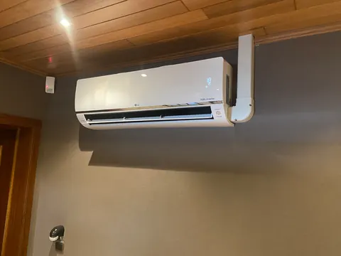 Binnenunit onder een houten plafond
