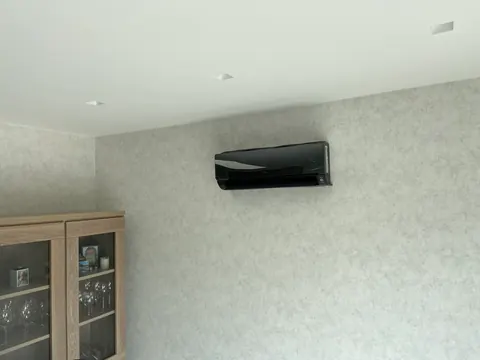 Zwarte binnenunit boven een kast