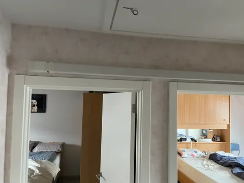 Binnenunit boven een deuropening