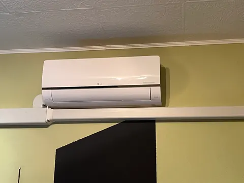 Binnenunit aan een gele muur