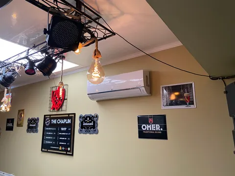 Binnenunit in een zaal met podiumverlichting