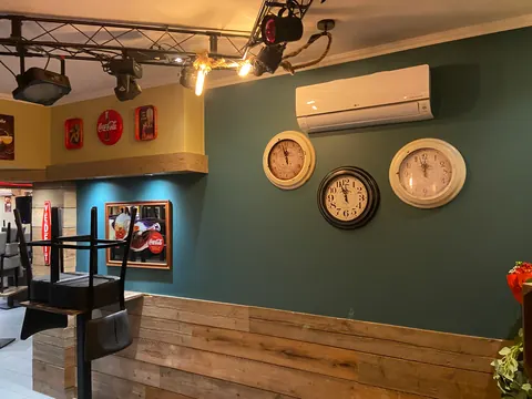 Binnenunit in een zaak met klokken aan de muur