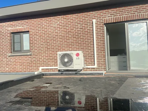 Buitenunit op een plat dak