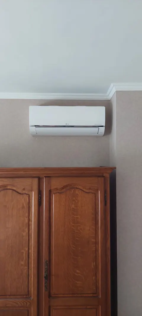 Binnenunit boven een houten kast