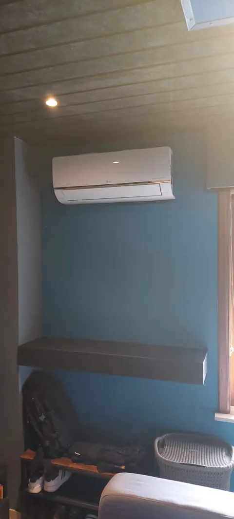 Binnenunit aan een blauwe muur