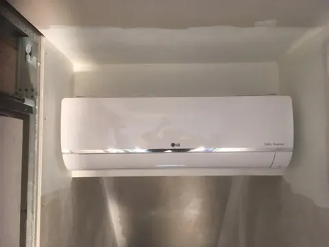 Binnenunit aan een lichte muur