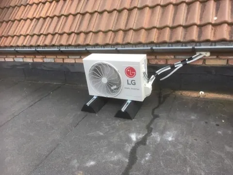Buitenunit op steunen op een plat dak