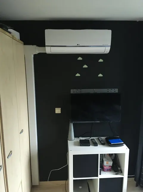 Binnenunit boven een tv-kast