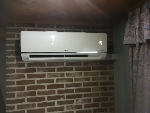 Binnenunit aan een bakstenen muur