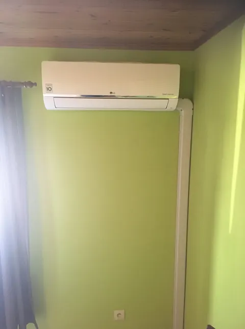 Binnenunit aan een groene muur
