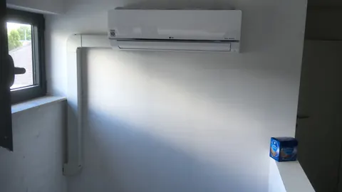 Binnenunit in een grijze kamer