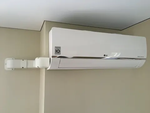 Binnenunit met de leiding opzij in een goot