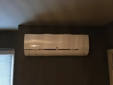 Binnenunit aan een donkere muur