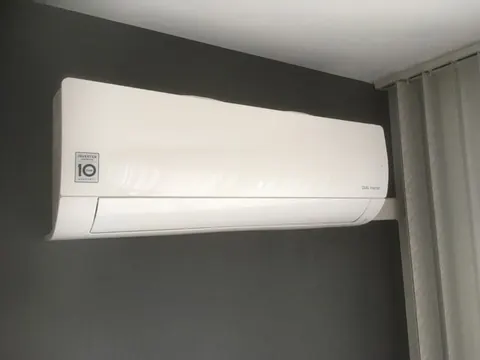 Binnenunit aan een donkergrijze muur